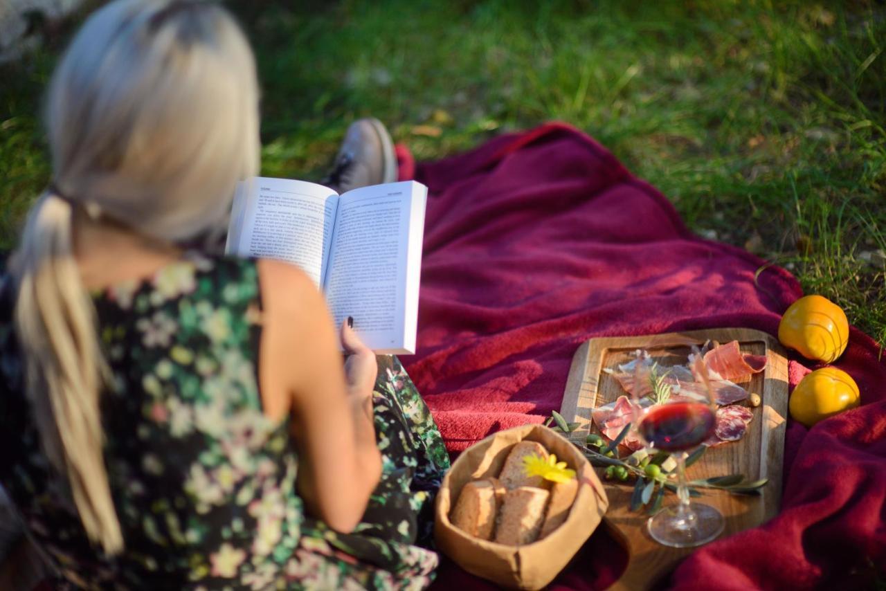 Theodosius Forest Village - Glamping In Valley Frühstückspension Vipava